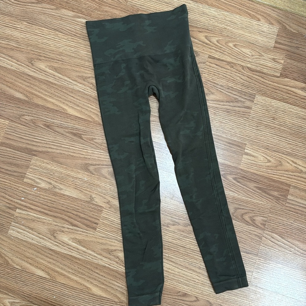 3 Pairs of Spanx Leggings - XS - Camo - Picture 3 of 4